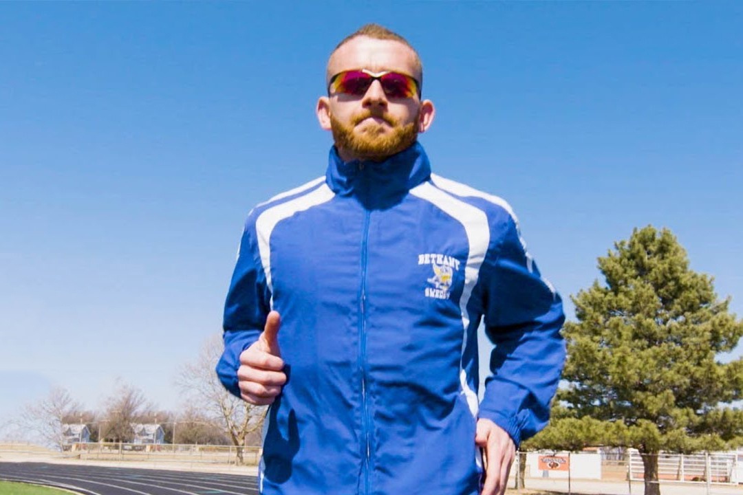 Nguoi dan ong chay nguoc nhanh nhat the gioi hinh anh