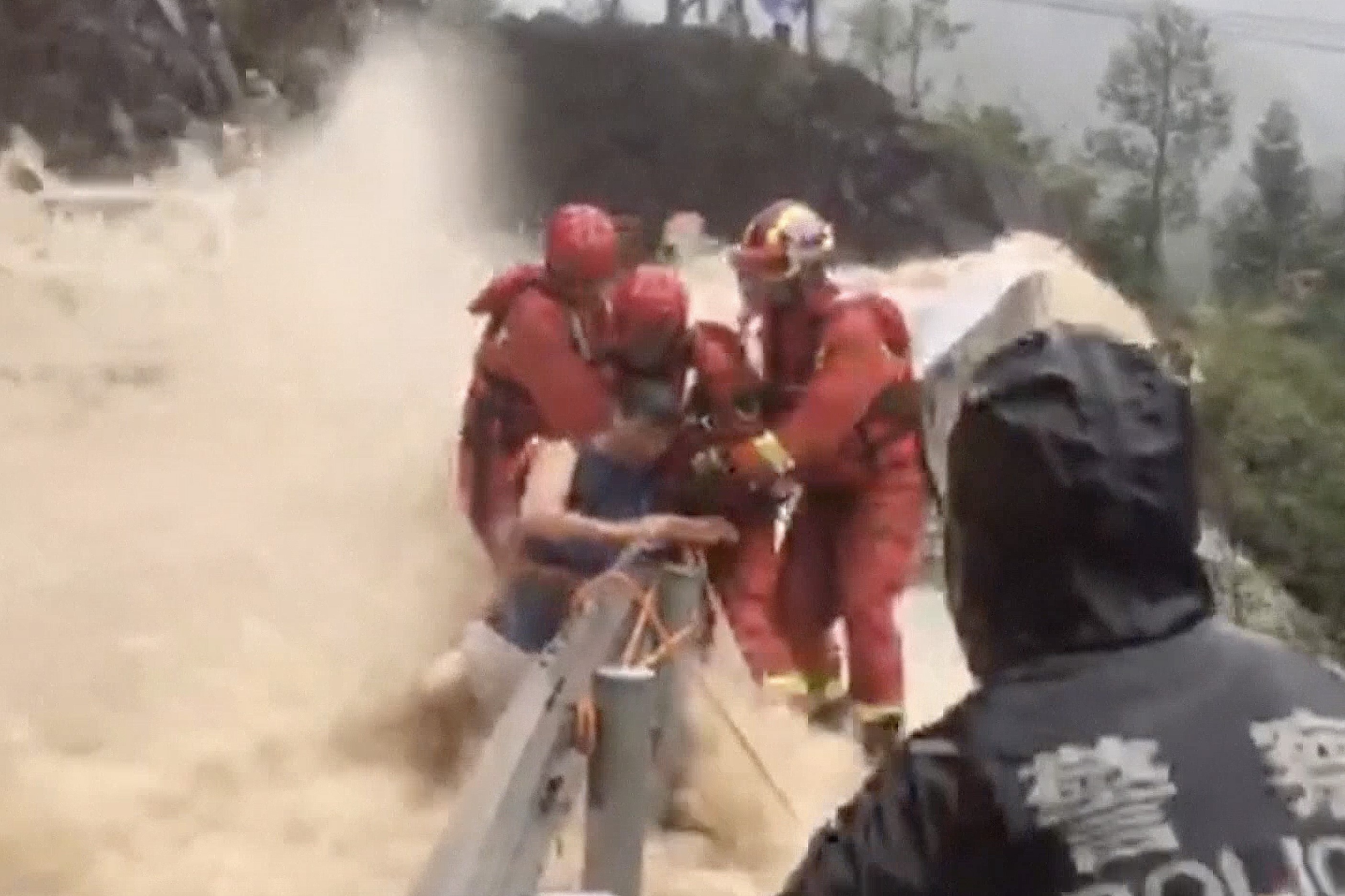 Giai cuu 3 nguoi giua dong lu quet o Trung Quoc hinh anh