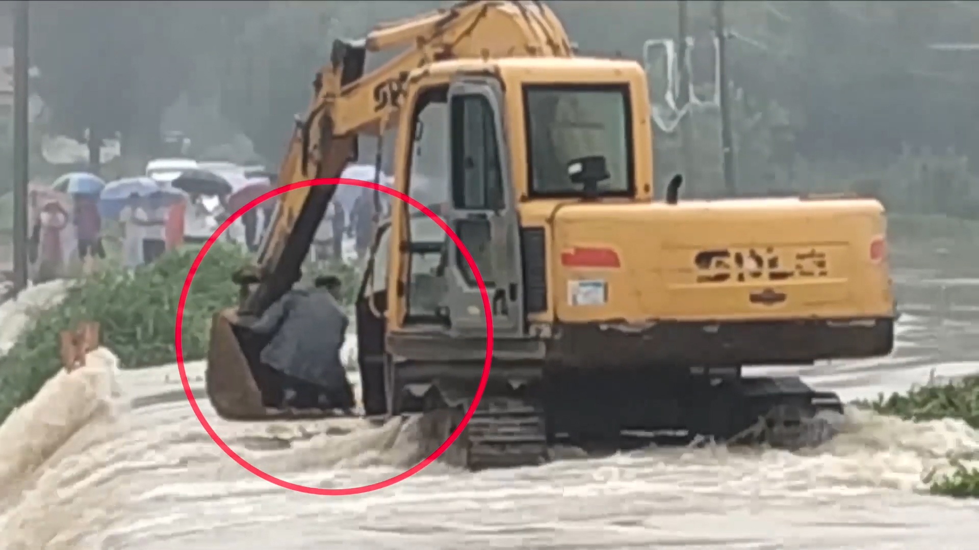 Dung may xuc de giai cuu nguoi dan ong giua dong nuoc lu hinh anh