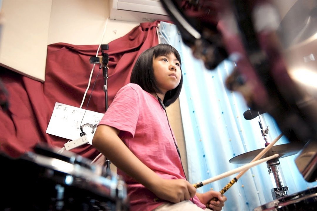 Co be 9 tuoi la than dong choi trong o Nhat hinh anh