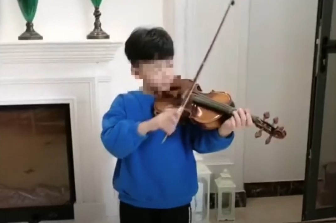 Cha me TQ hien noi tang con trai de cuu song 6 dua tre khac hinh anh