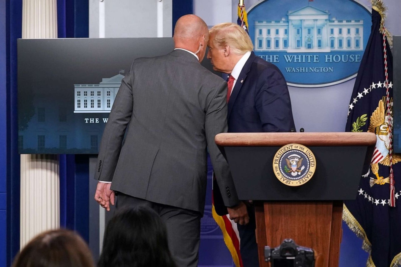 TT Trump voi va roi hop bao do no sung ben ngoai Nha Trang hinh anh