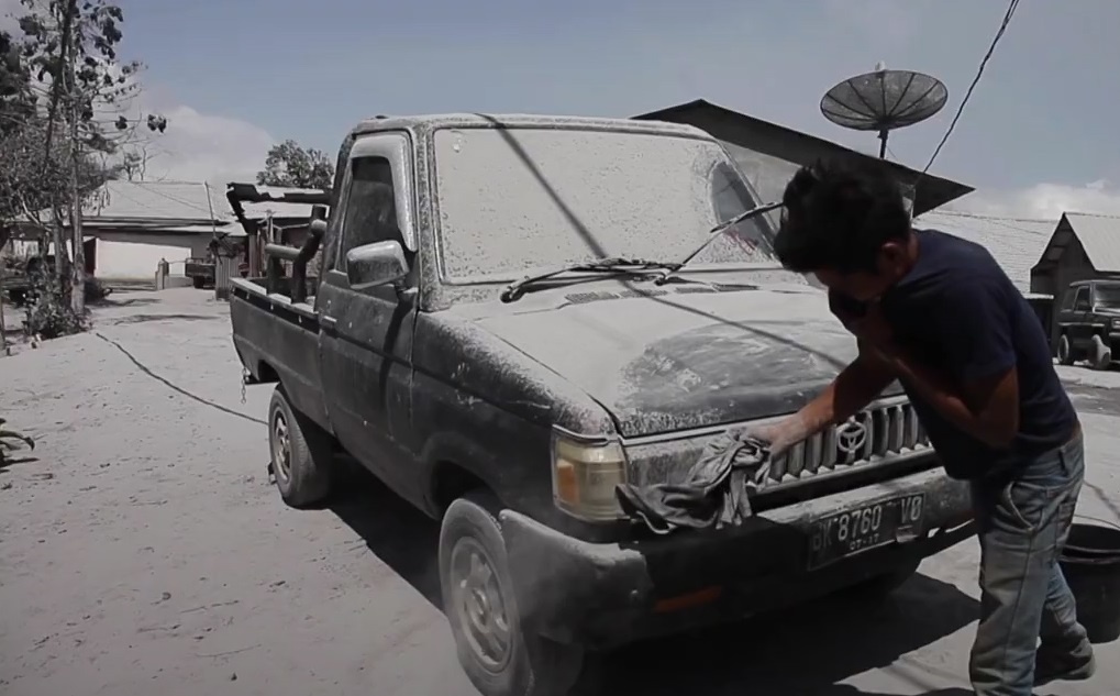 Cot khoi khong lo 5.000 m mang tro bui phu kin ngoi lang Indonesia hinh anh