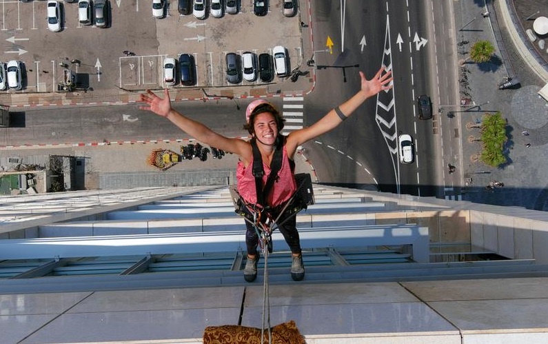 Co gai lau kinh Israel bat ngo thanh ngoi sao mang xa hoi hinh anh