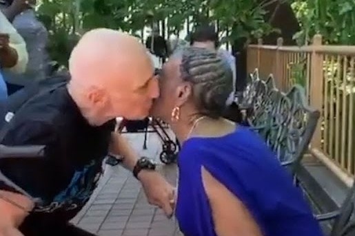 Khoanh khac ong 76 tuoi cau hon cu ba 71 tuoi o My hinh anh