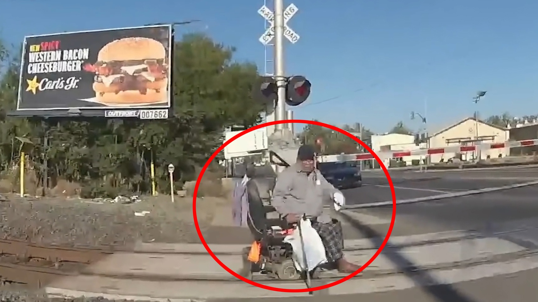 Giai cuu nguoi ngoi xe lan bi ket tren duong ray o My hinh anh