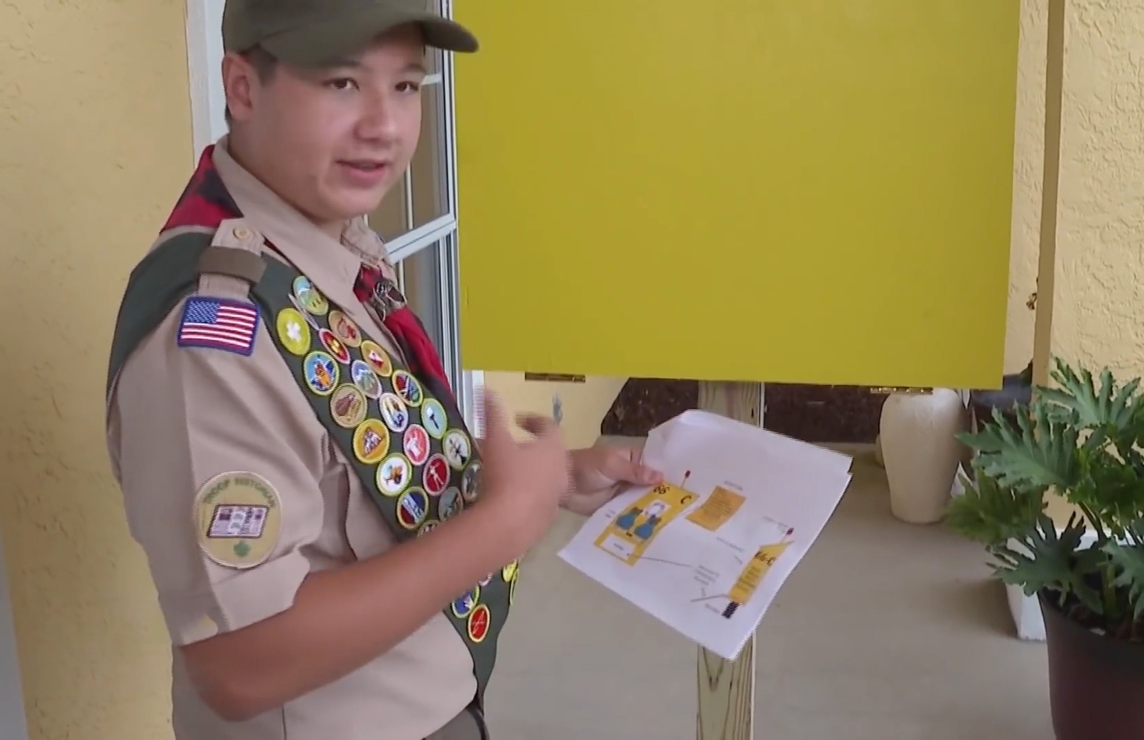 Cau be 13 tuoi phat minh bo cuu ho nguoi duoi nuoc hinh anh