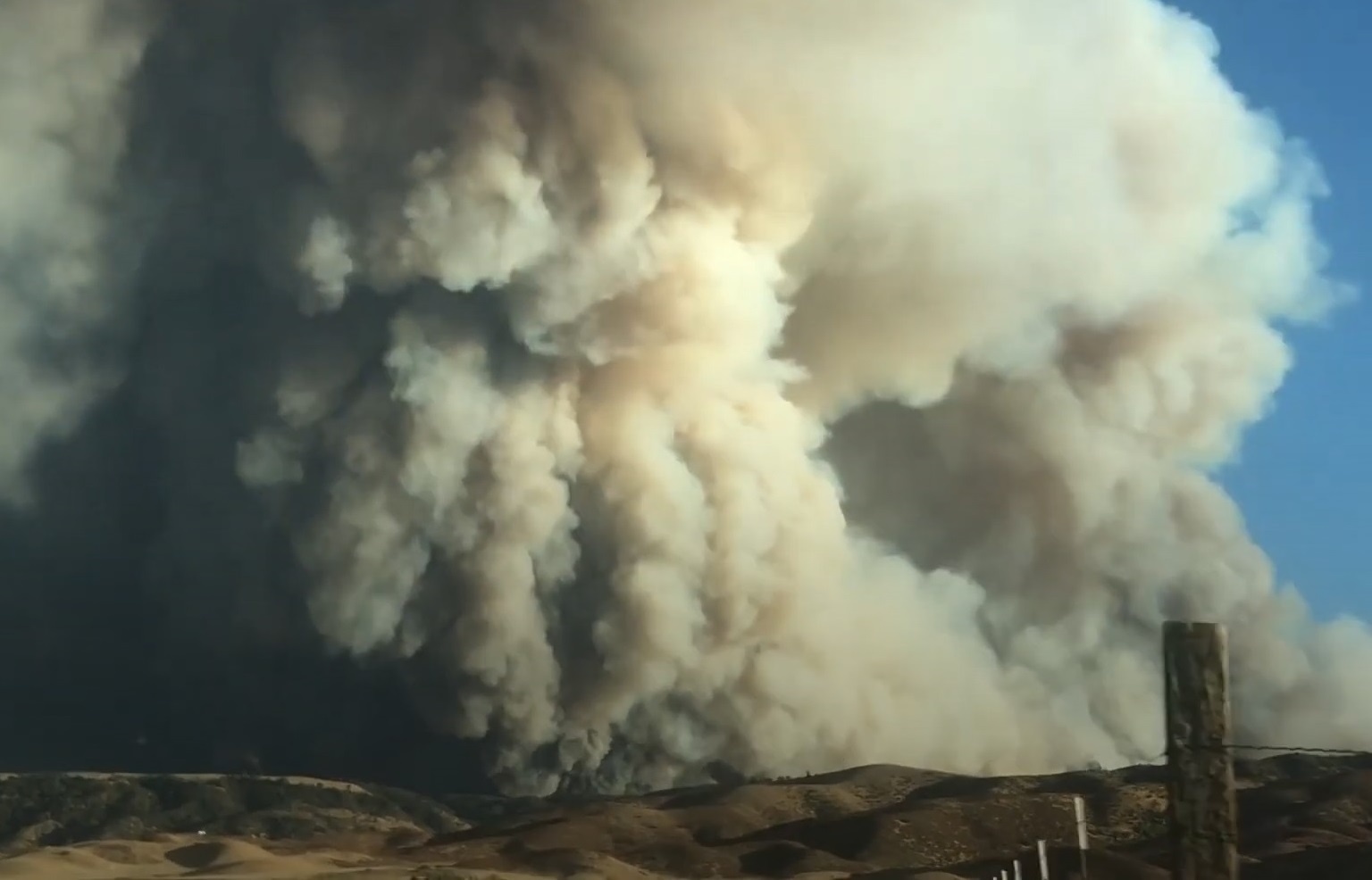 Cot khoi khong lo boc len tu ho nuoc o My hinh anh