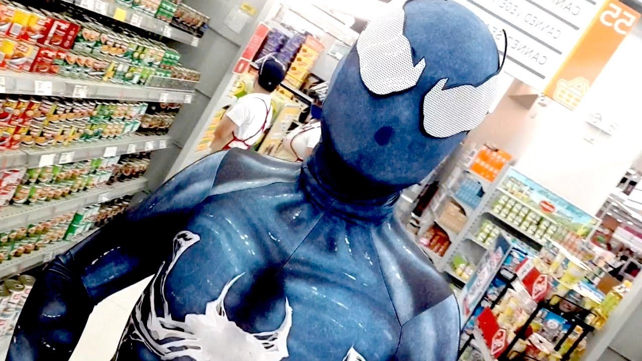 Nguoi dan ong Philippines mac trang phuc Venom di sieu thi hinh anh