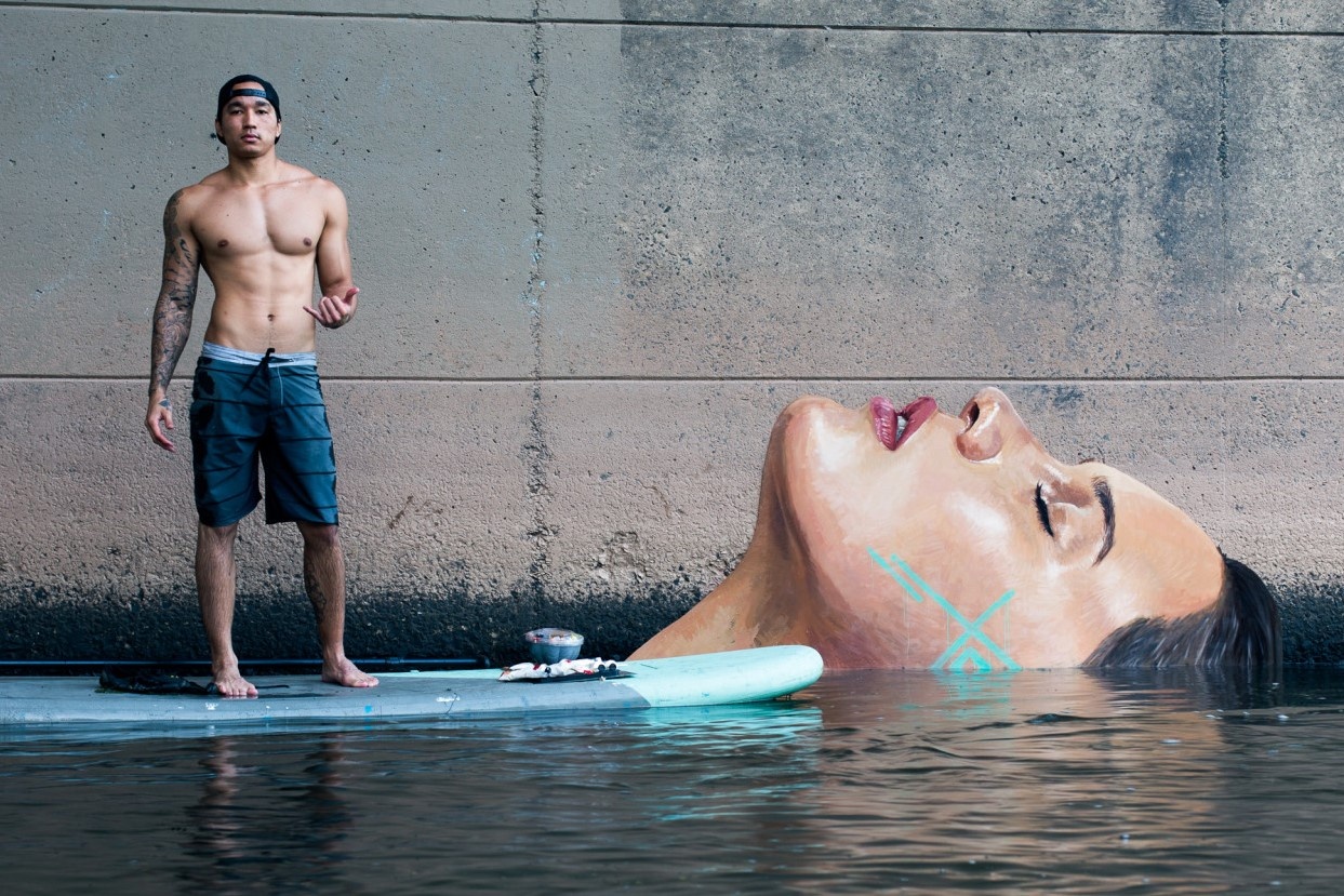 Chang trai chuyen ve tranh o dap nuoc hinh anh