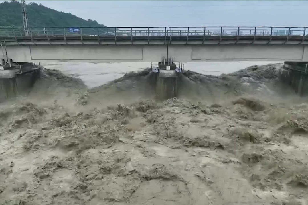 Trung Quoc dieu hai doan tau len cau de gia co chong lu hinh anh