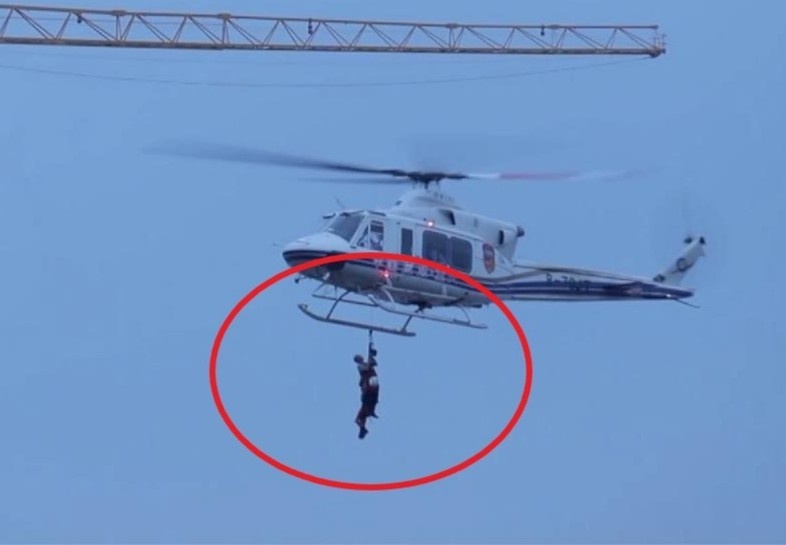 Trung Quoc huy dong may bay cuu nguoi ket giua nuoc lu hinh anh