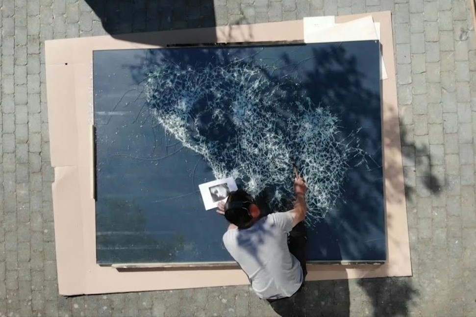 Ve tranh chan dung tu vet vo tren kinh hinh anh