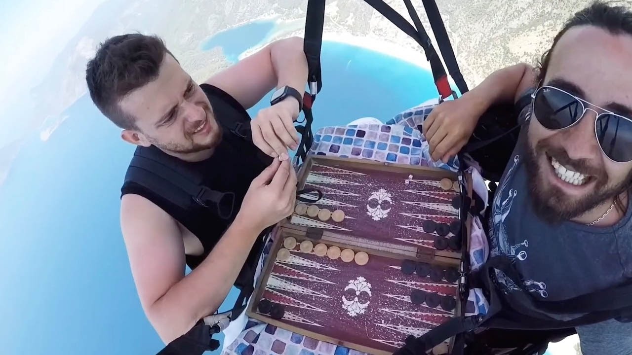 Doi ban Tho Nhi Ky choi co giua bau troi hinh anh