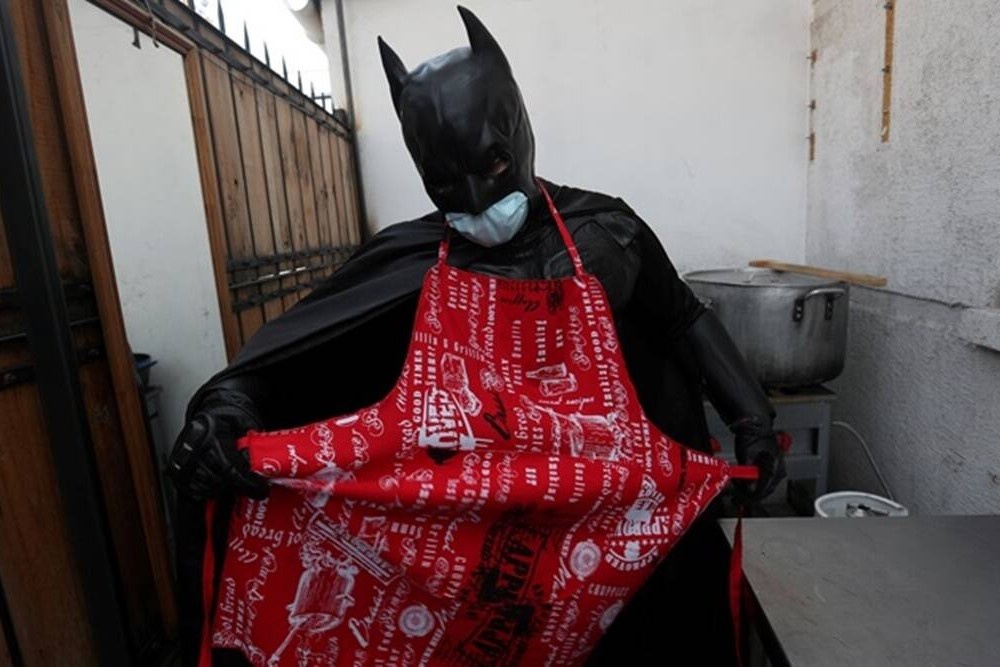 Batman tang thuc an cho nguoi vo gia cu hinh anh