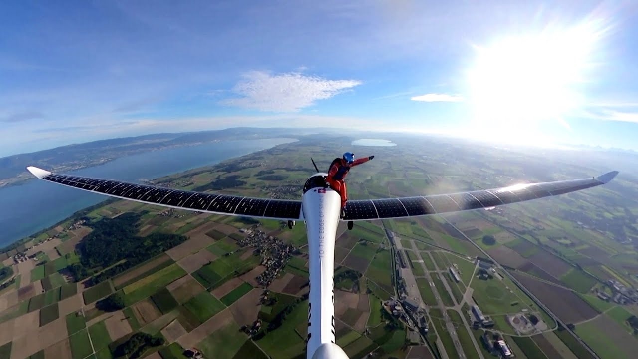 Pha nhay du dau tien tu may bay chay bang nang luong Mat Troi hinh anh