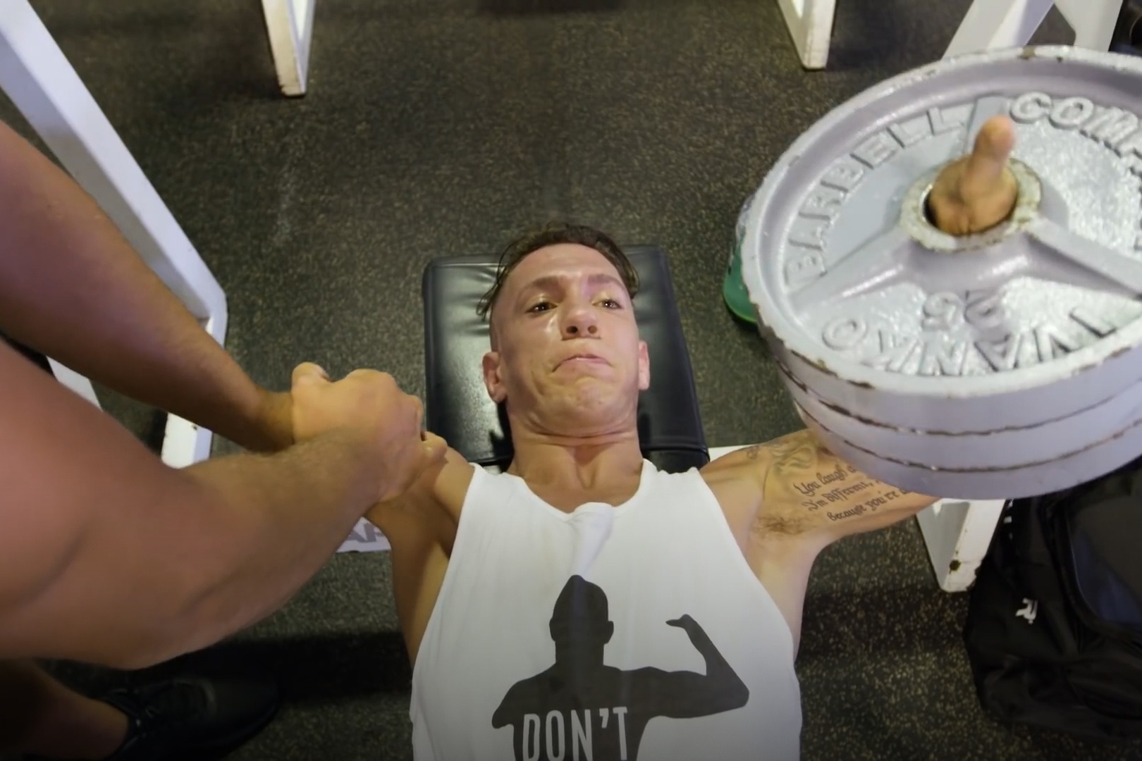 VDV dau vat cut hai chan va mot tay hinh anh