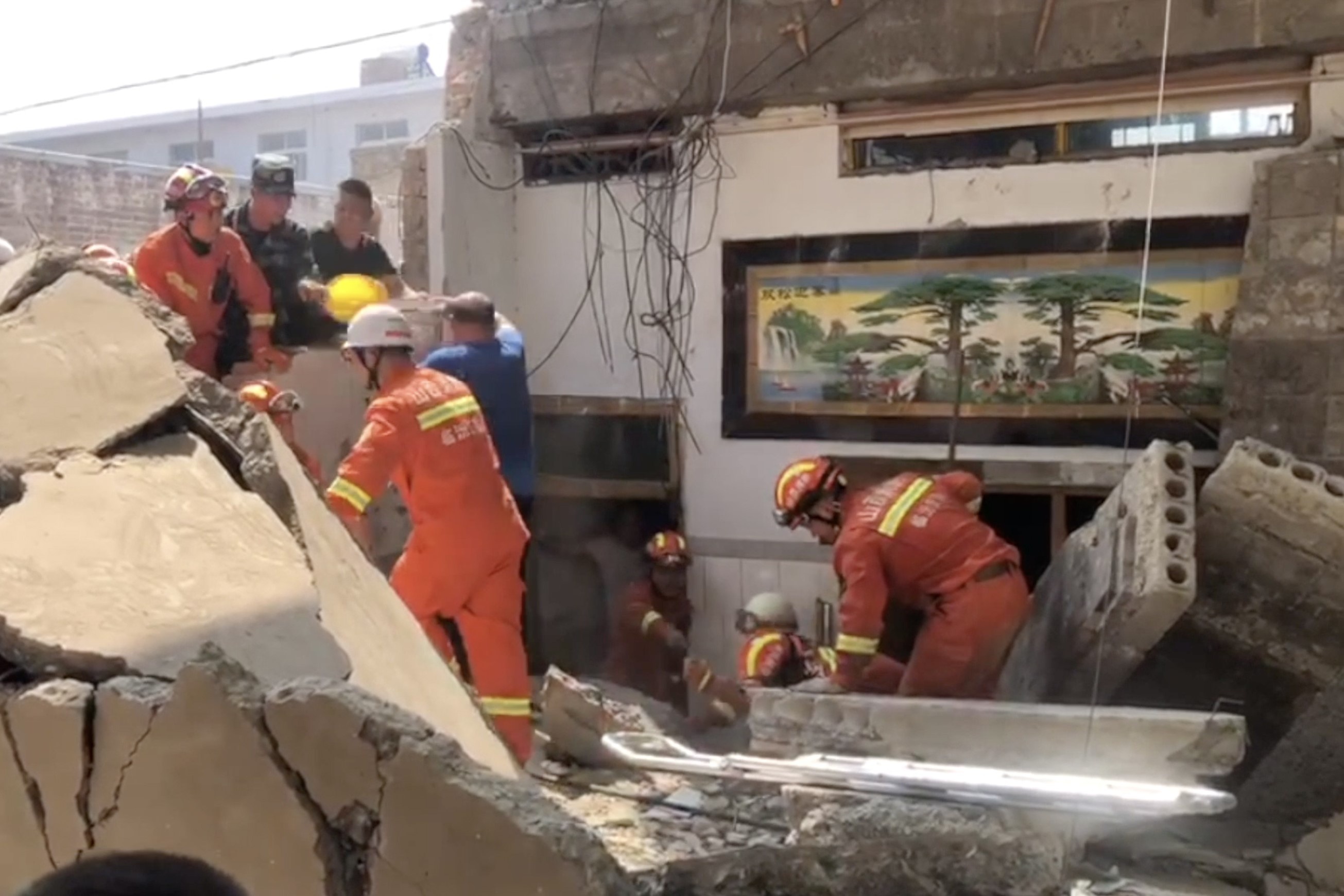 Sap nha hang o Trung Quoc, 17 nguoi thiet mang hinh anh