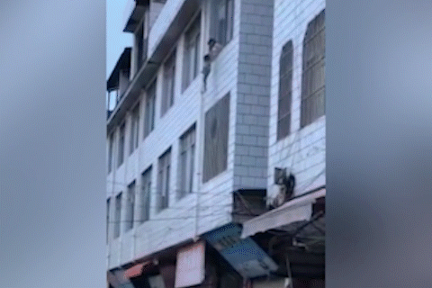 Chay nha, me tha con 5 tuoi tu can ho tang 3 hinh anh