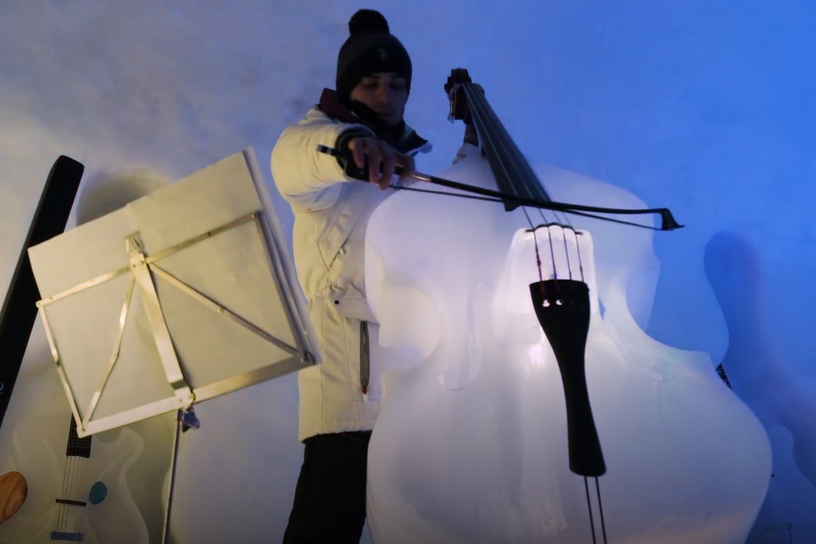 Choi nhac cu lam tu bang hinh anh