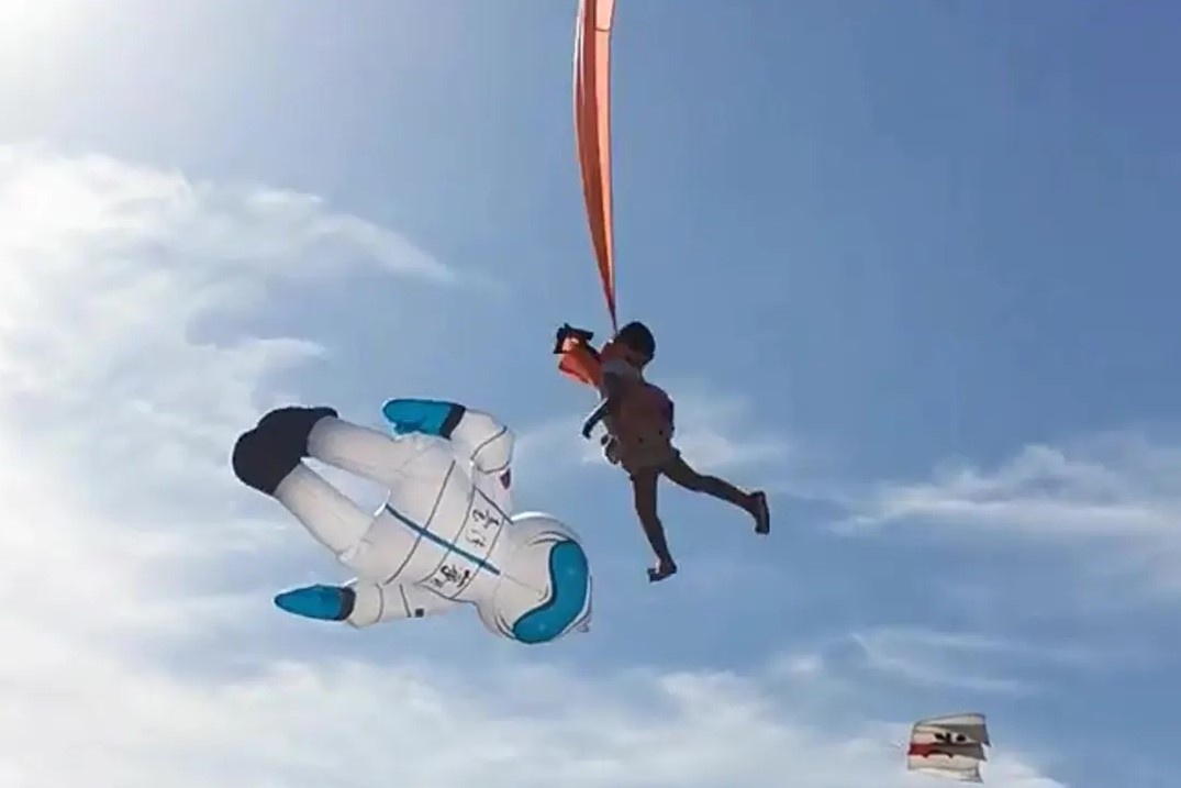 Be 3 tuoi bi keo bay len troi do mac vao duoi dieu hinh anh