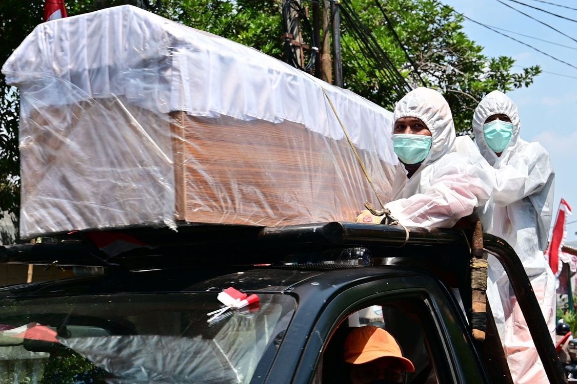 Indonesia dieu hanh quan tai rong tren duong pho hinh anh