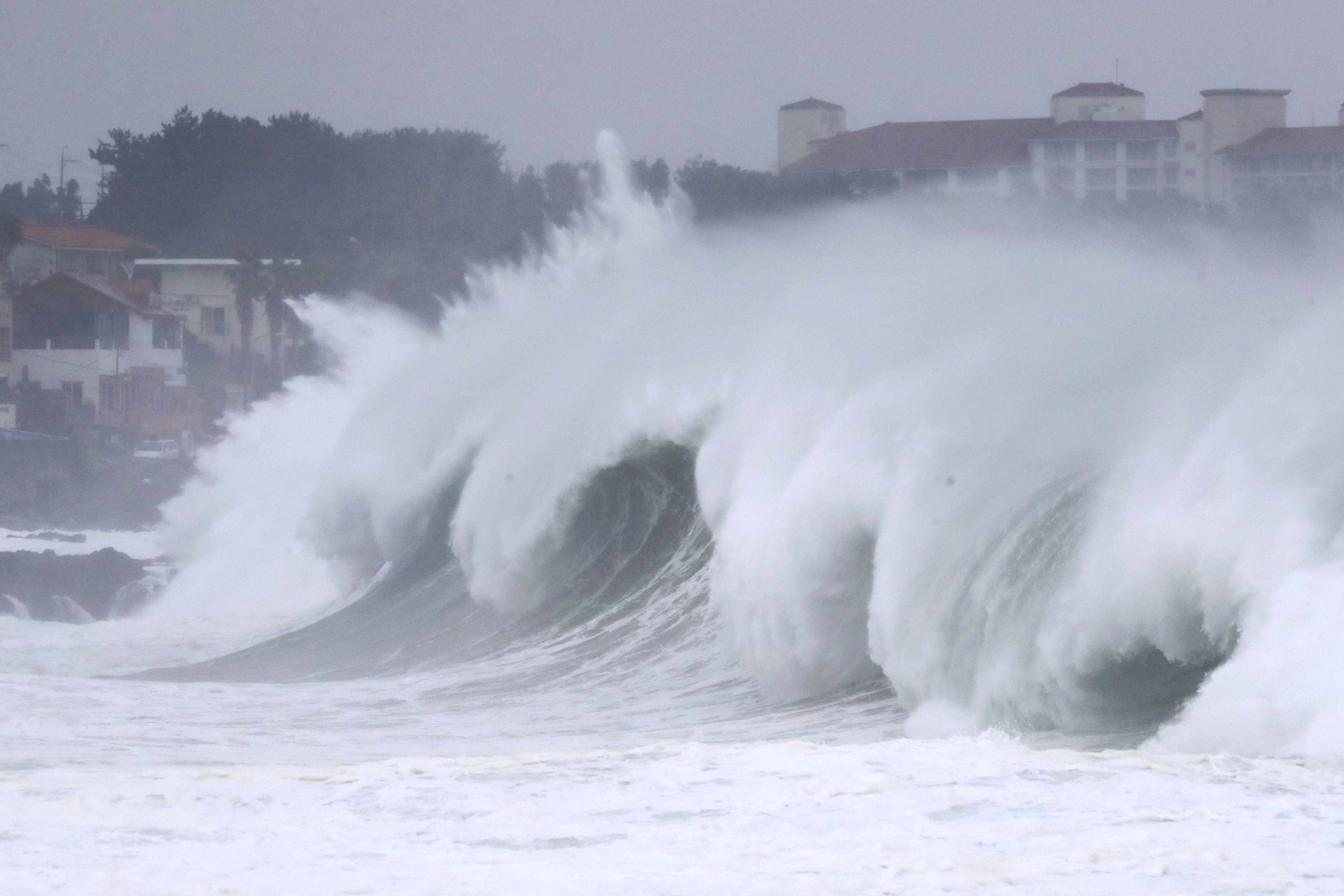 Sieu bao Haishen do bo Nhat Ban, 7 trieu nguoi phai di so tan hinh anh