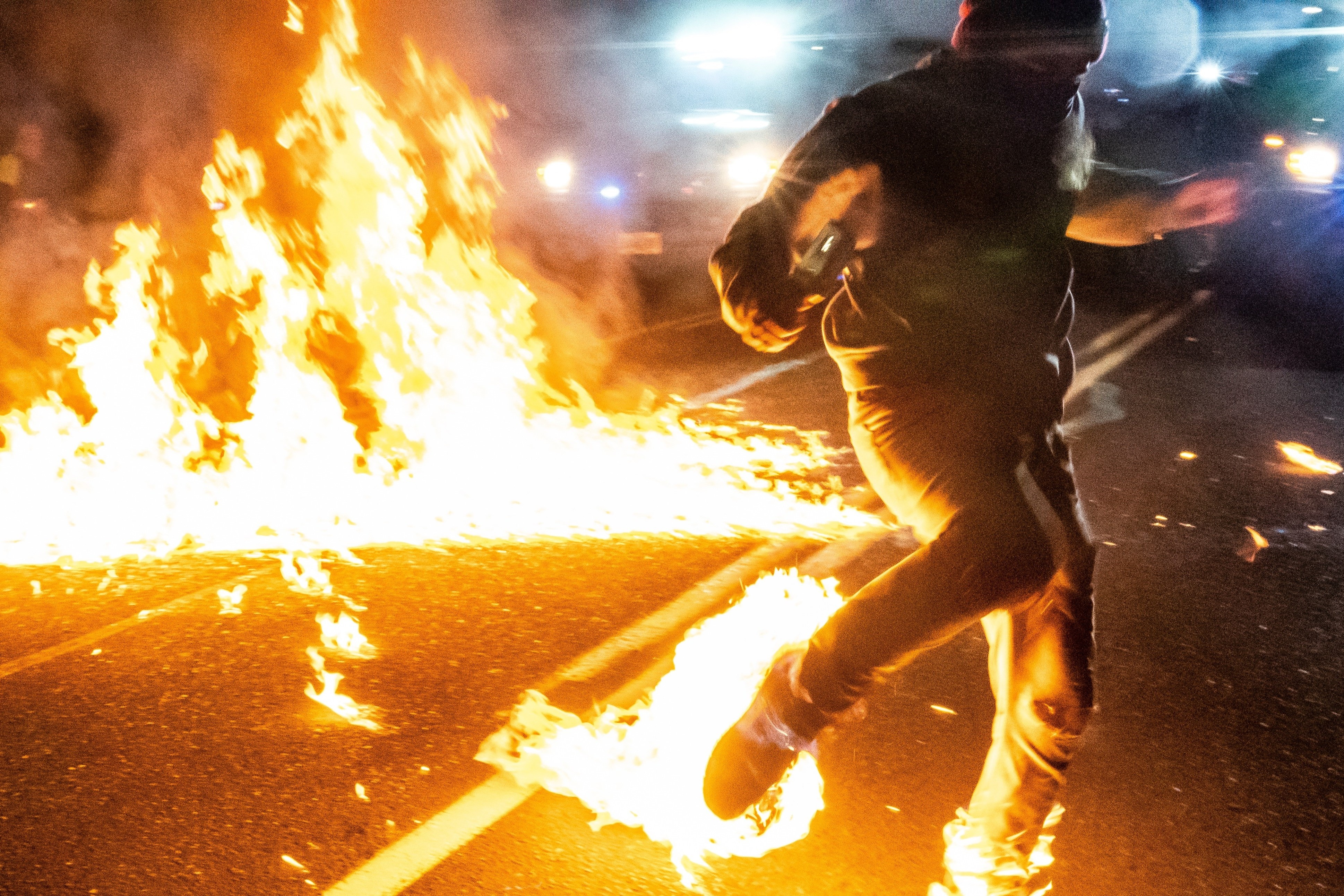 Bi nem ly cocktail, nguoi bieu tinh o My boc chay hinh anh