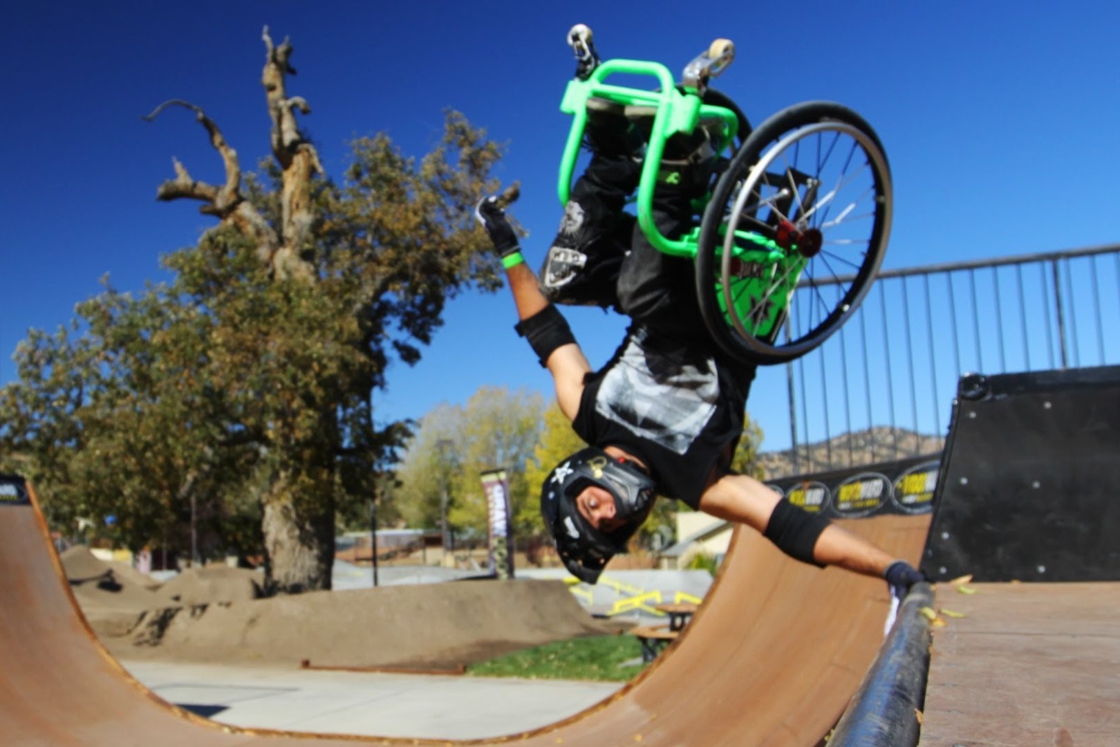 Chang trai khuyet tat nhao lon tren xe lan hinh anh