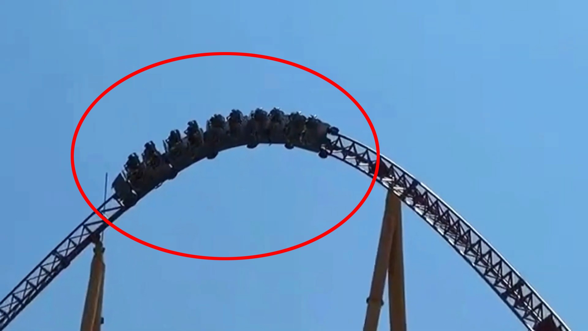 Du khach mac ket tren tau luon hinh anh