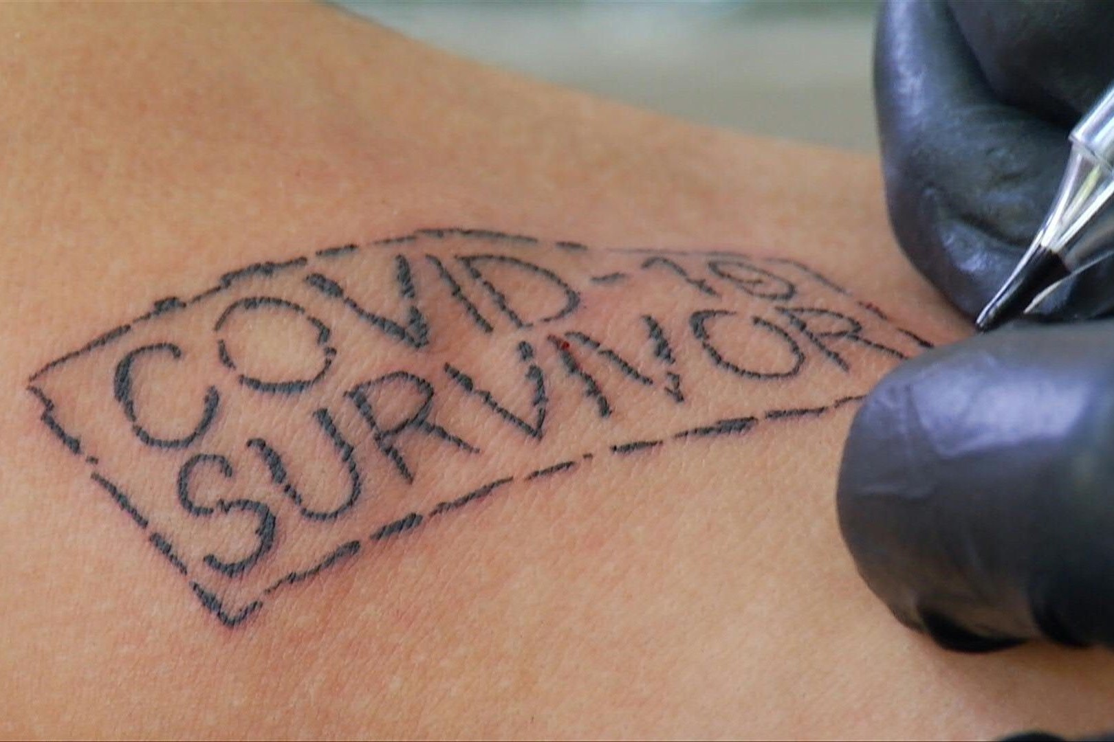 Nguoi da khoi Covid-19 o Mexico duoc xam hinh mien phi hinh anh