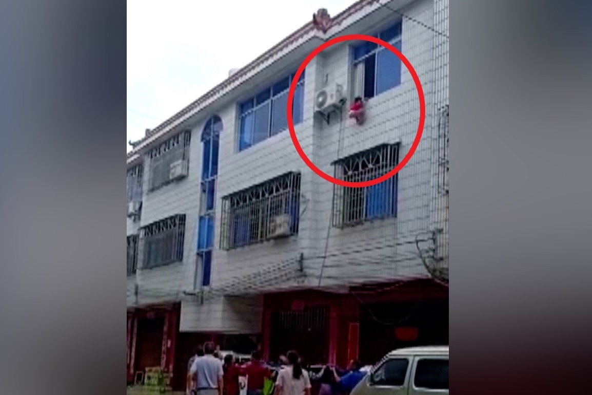 Hang xom do be gai 4 tuoi roi tu tang 3 o Trung Quoc hinh anh