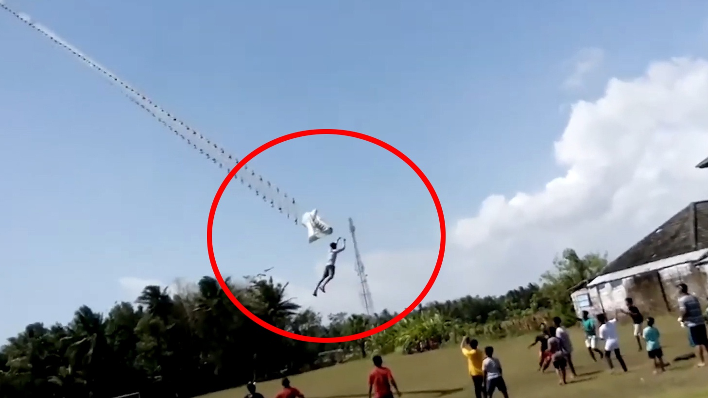 Cau be 14 tuoi bi cuon len troi khi dang tha dieu hinh anh