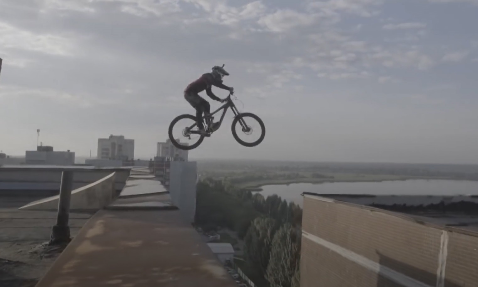 Chang trai nhay xe dap giua 2 toa nha 10 tang hinh anh