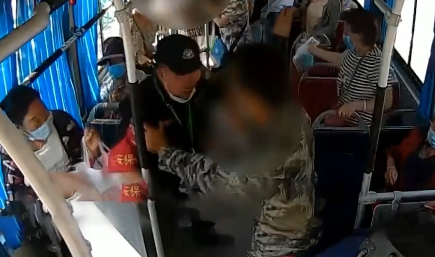 Nguoi dan ong tan cong bang dao tren xe buyt o Trung Quoc hinh anh