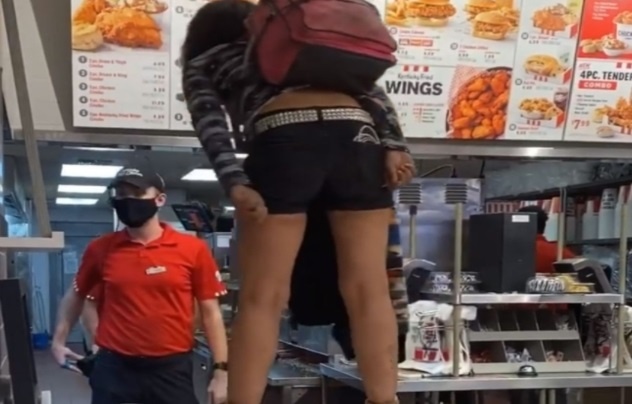 Bi tu choi phuc vu, co gai nhay len quay la mang nhan vien hinh anh