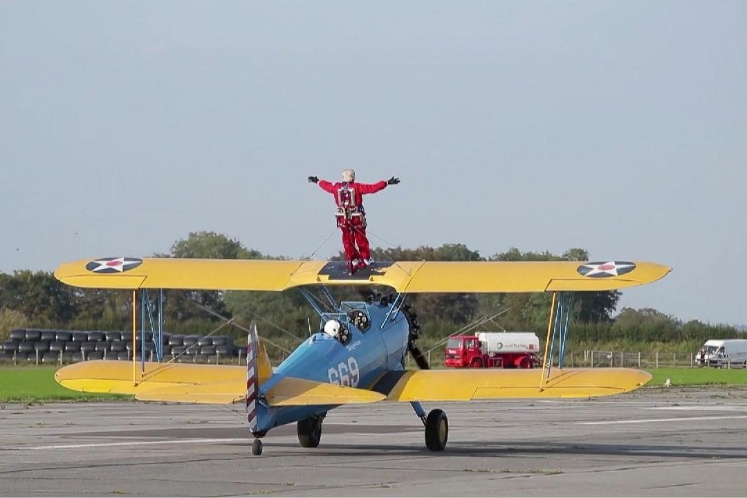 Cu ong 89 tuoi di bo tren canh may bay hinh anh