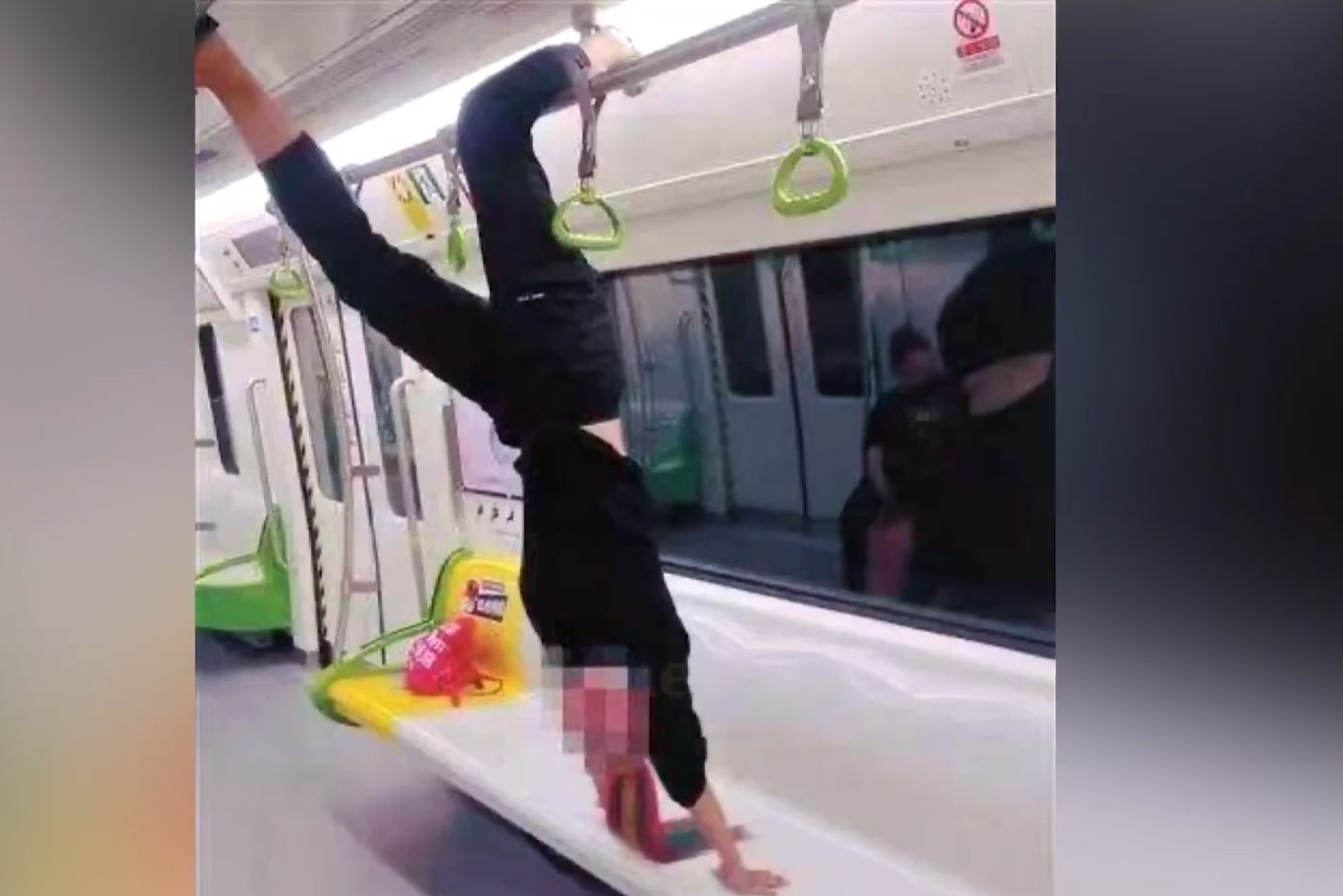 Nguoi phu nu gap su co tren tau hoa o Trung Quoc hinh anh