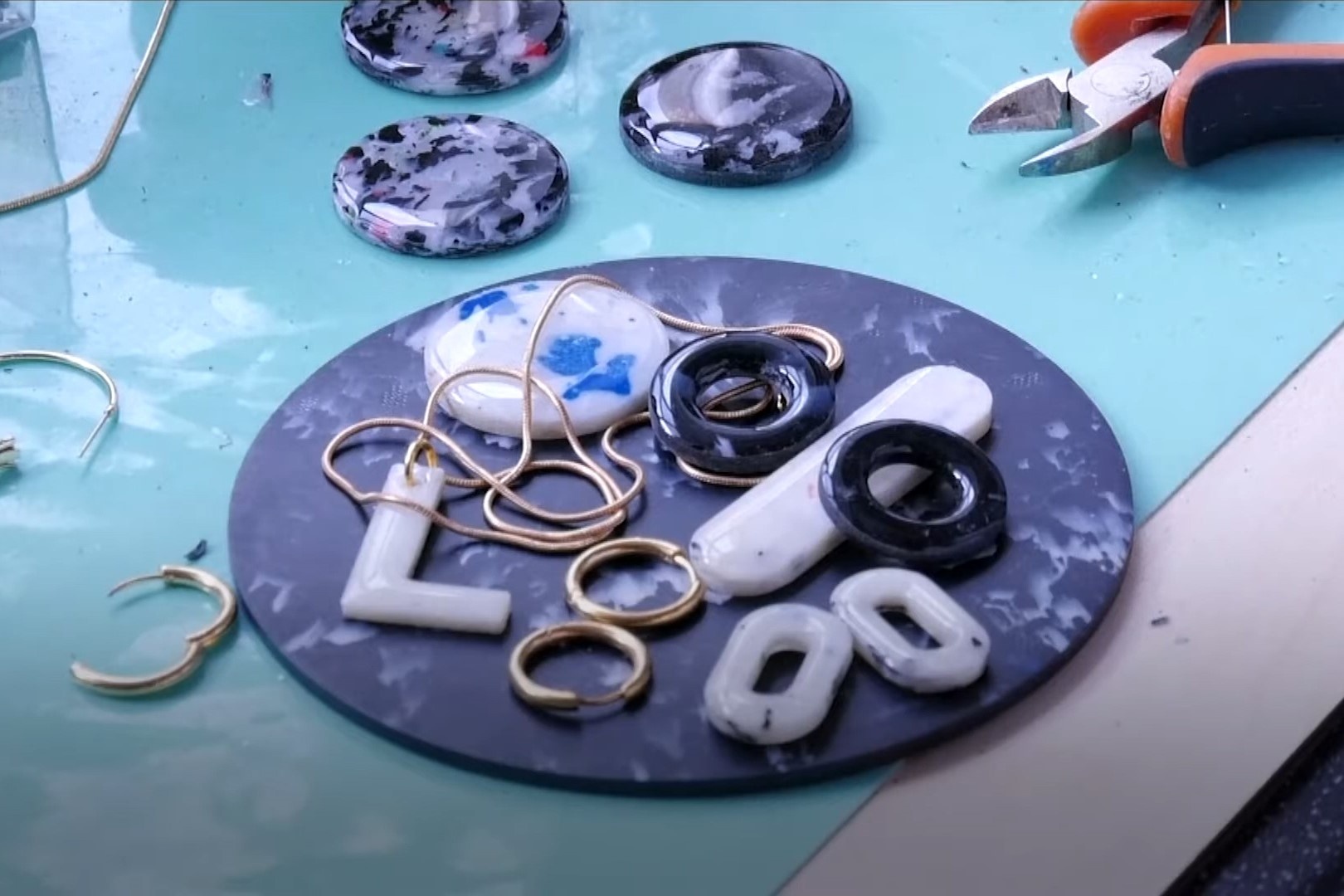 Trang suc lam tu rac hinh anh