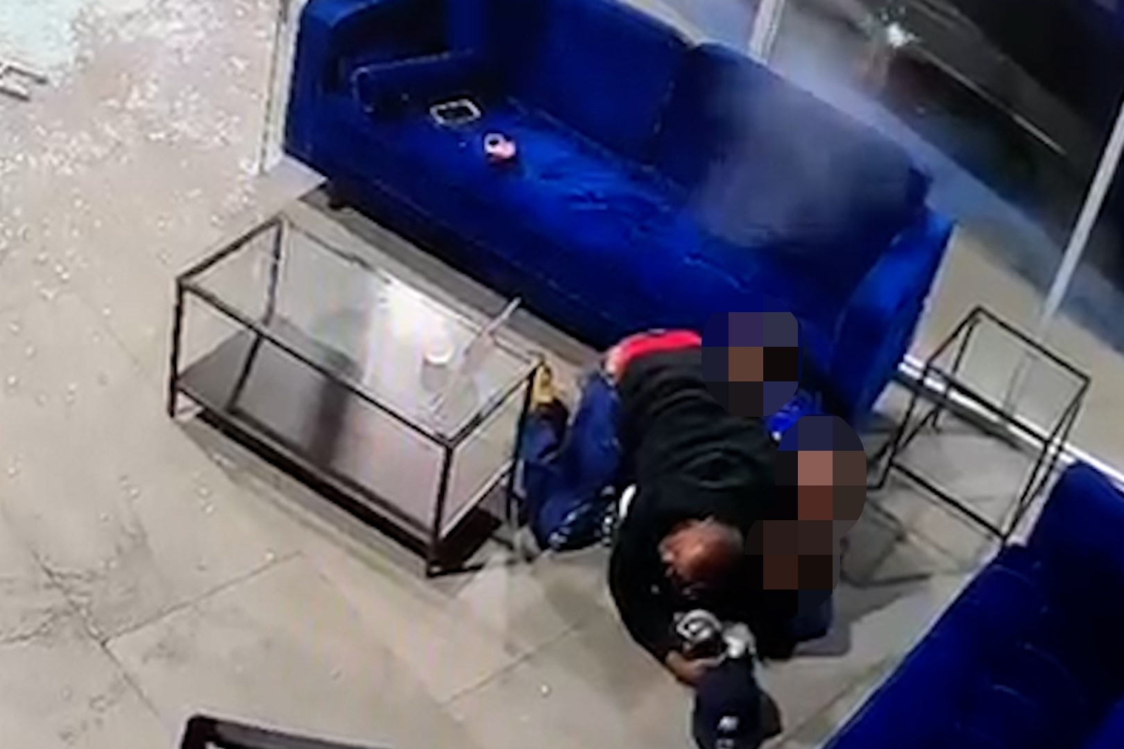 Nghe tieng sung, nguoi cha lap tuc che chan cac con hinh anh