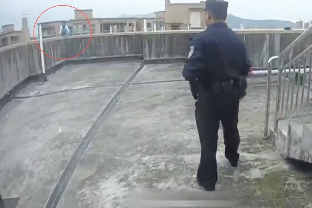 Giai cuu be gai dinh nhay lau o Trung Quoc hinh anh