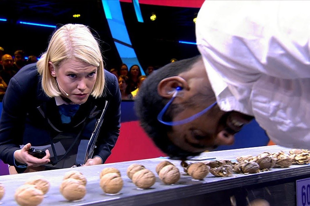 Dung dau dap vo 254 qua oc cho trong mot phut hinh anh