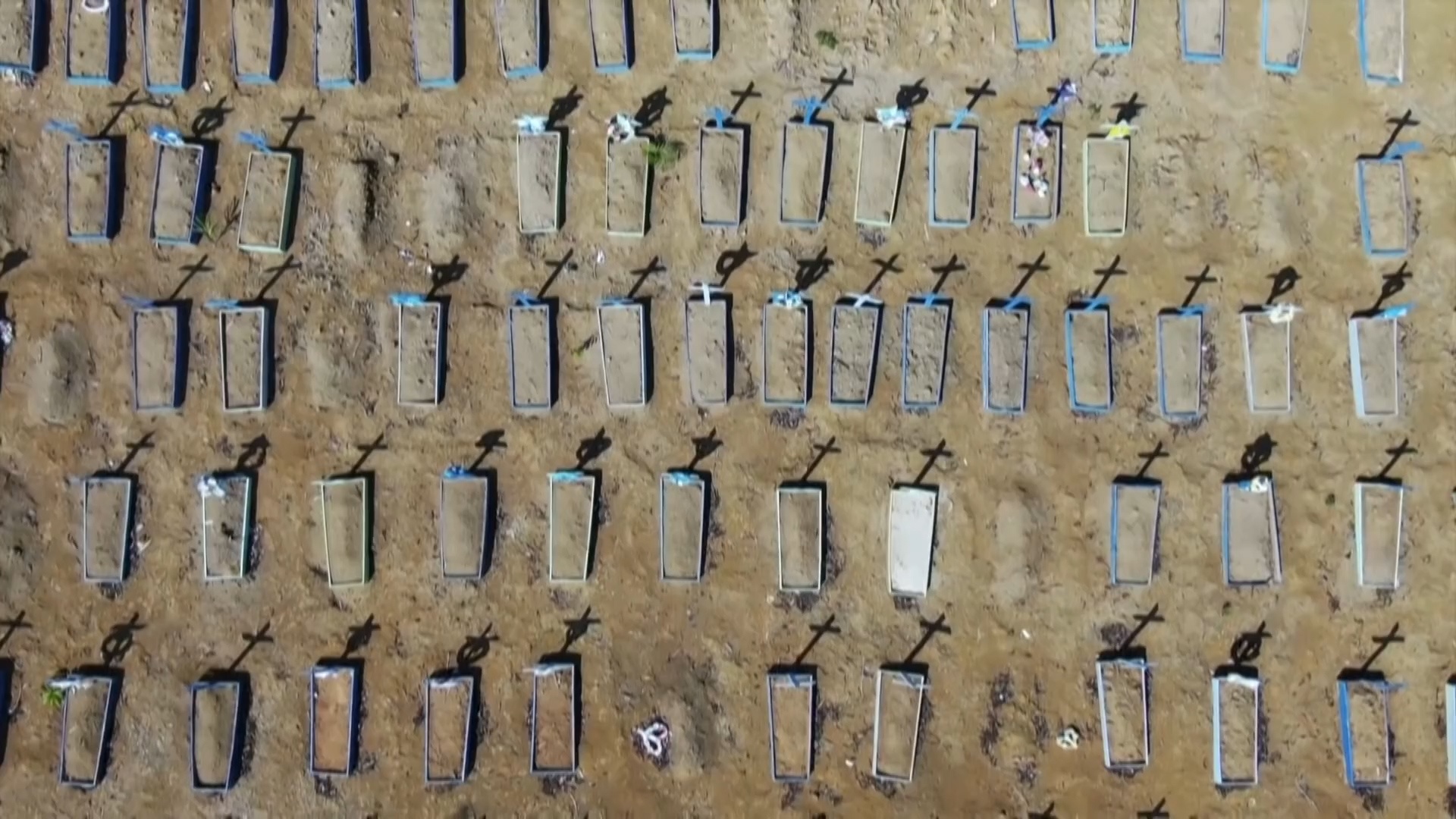 Nghia trang tai Brazil chat kin mo vi Covid-19 hinh anh