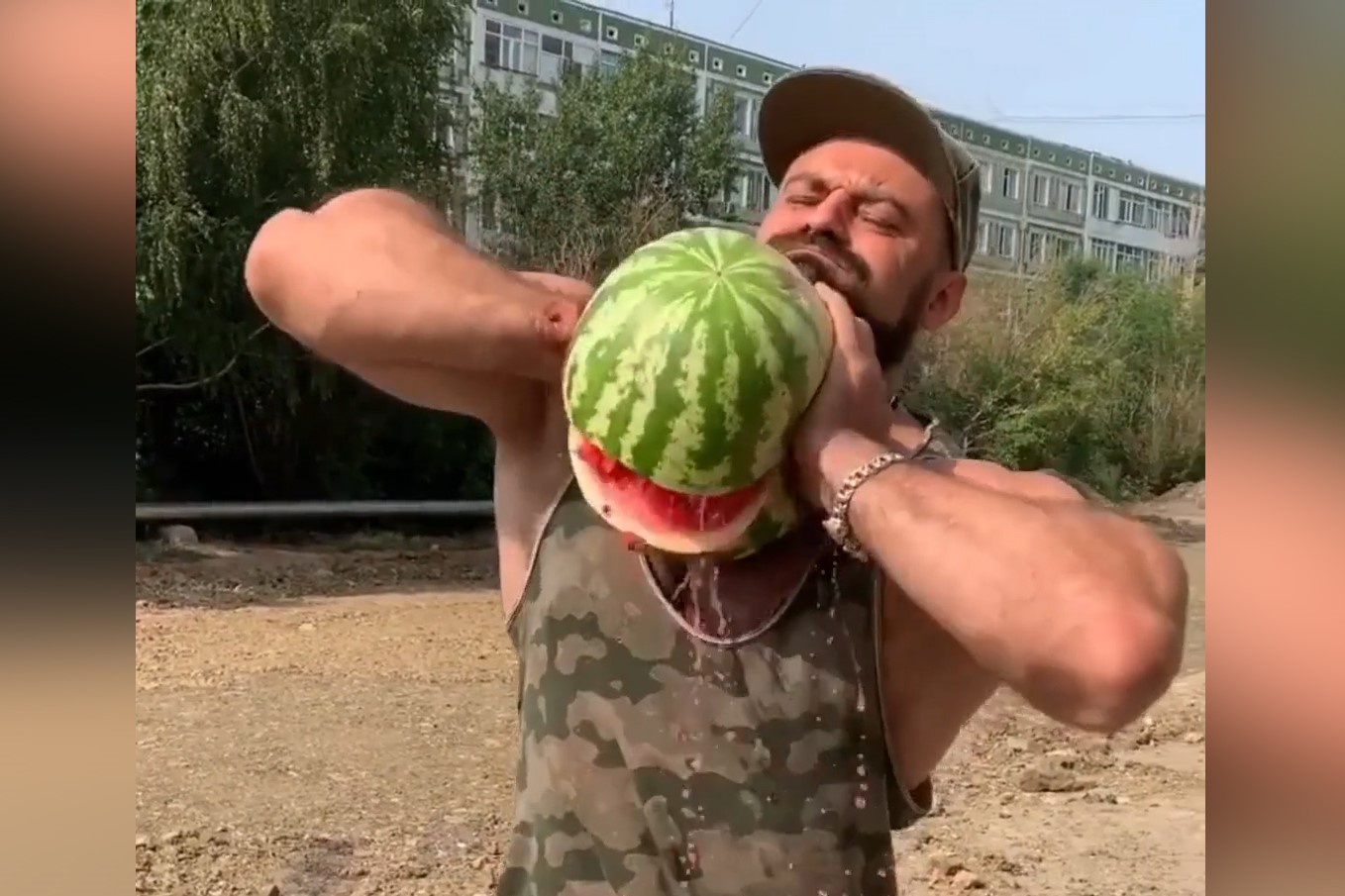 Nguoi dan ong bop nat nhieu thu bang tay khong hinh anh