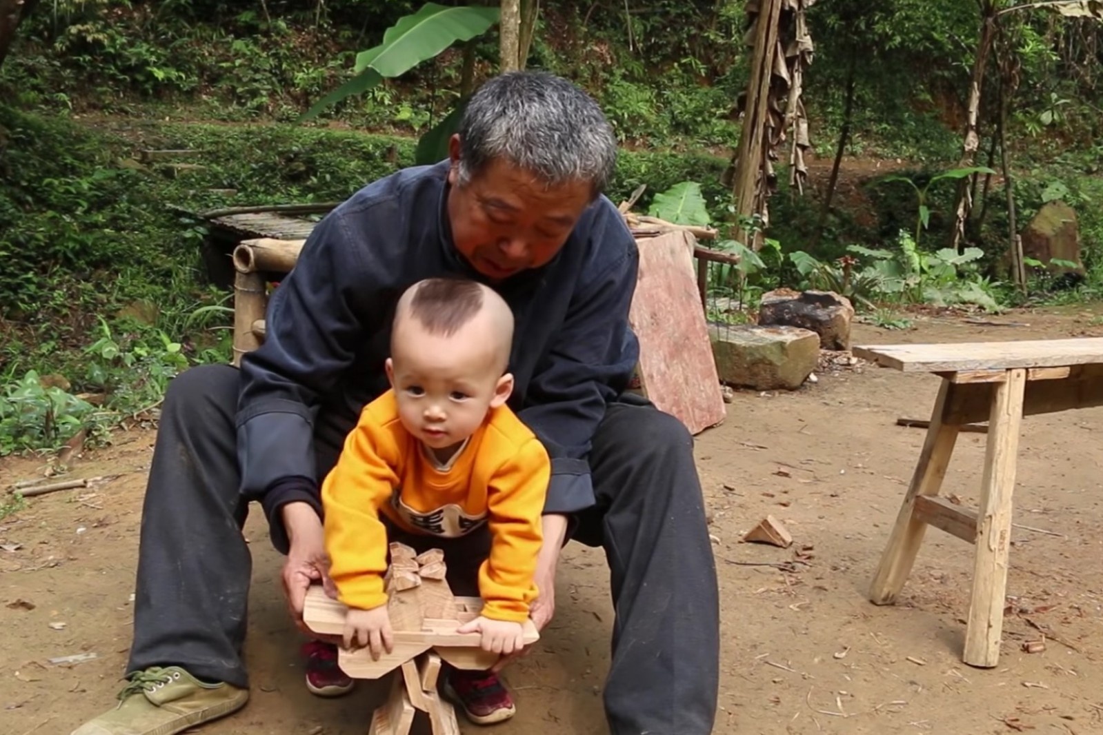 Ong tro thanh hien tuong mang khi lam do choi cho chau hinh anh