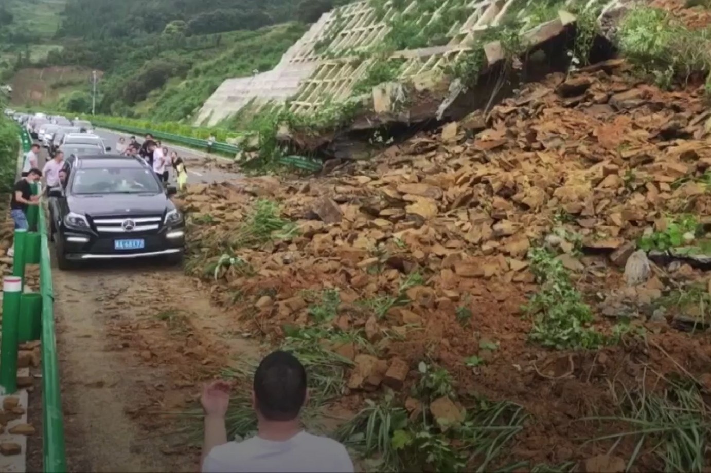 Sat lo bat ngo tren cao toc o Trung Quoc hinh anh