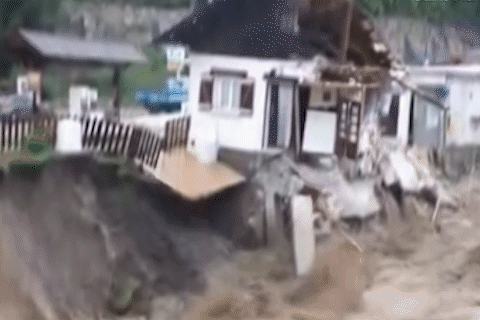 Nha bi nuoc lu cuon troi o Phap hinh anh