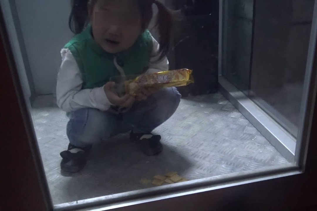 Giai cuu be gai mac ket trong cay ATM o Trung Quoc hinh anh