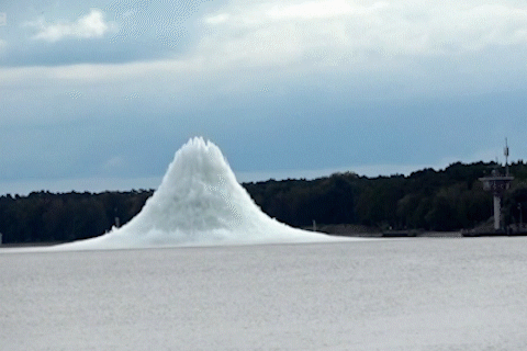 Qua bom 'dong dat' tu The chien II phat no khi dang duoc thao ngoi hinh anh