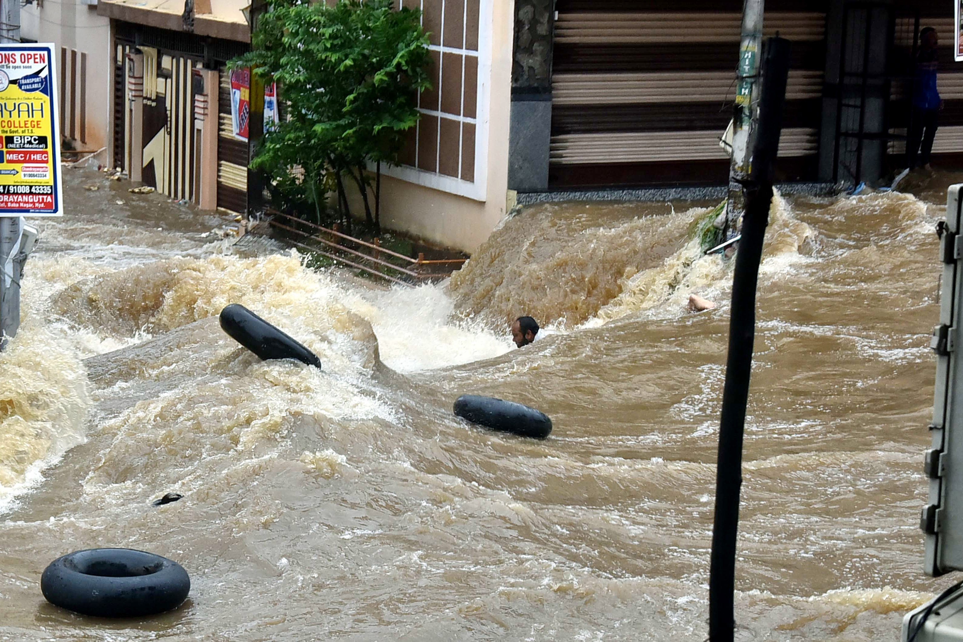 Mua lu trut xuong mien Nam An Do, 15 nguoi thiet mang hinh anh